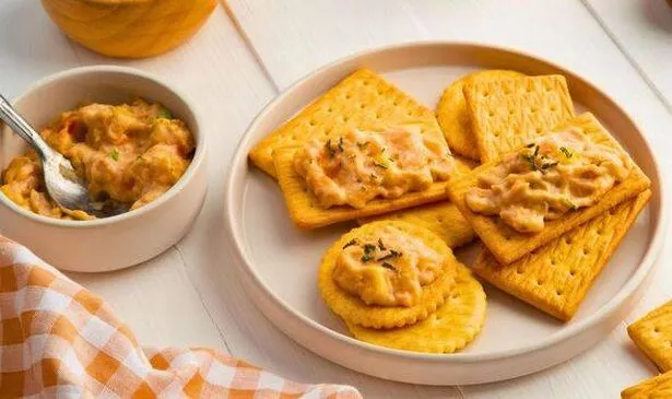 Picture of tuna filling on crackers 