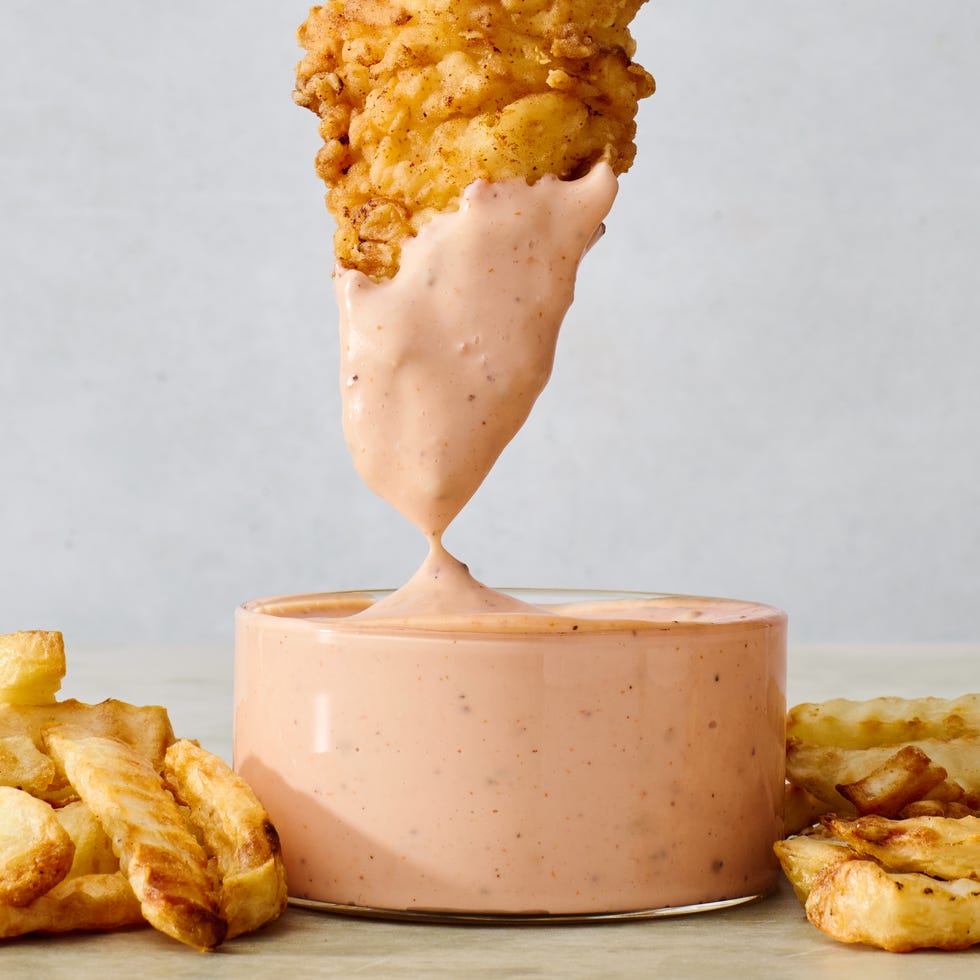 raising cane's chicken and sauce with crinkle fries