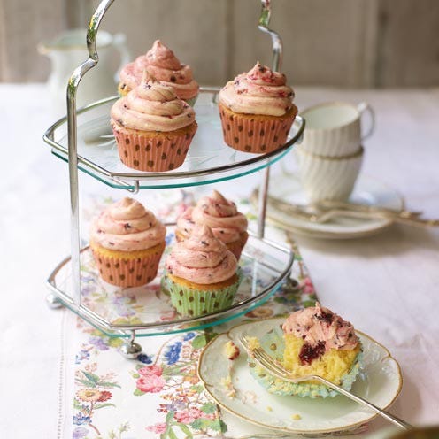 dish, food, dessert, cuisine, buttercream, cupcake, meringue, ingredient, baked goods, muffin,