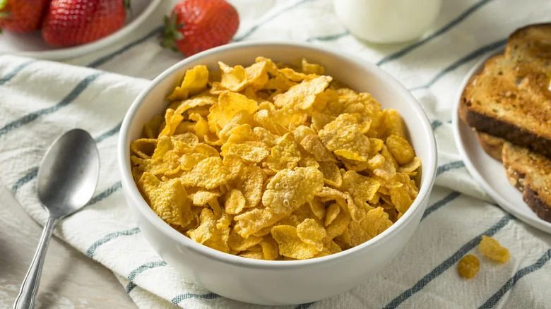 A bowl of corn flakes