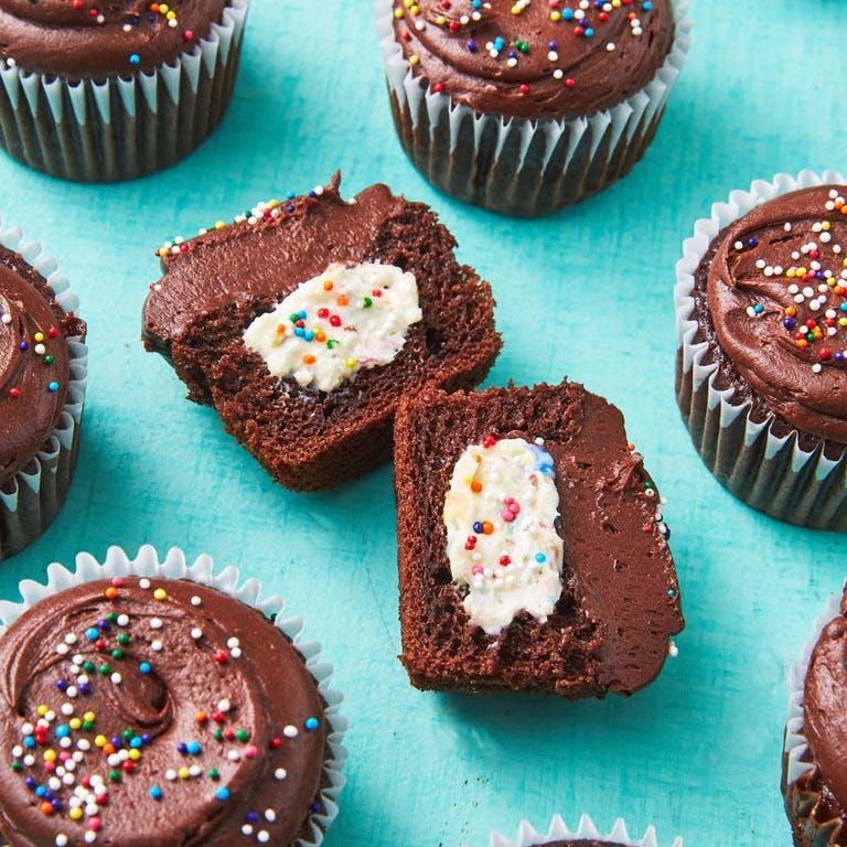 cheesecake stuffed cupcakes
