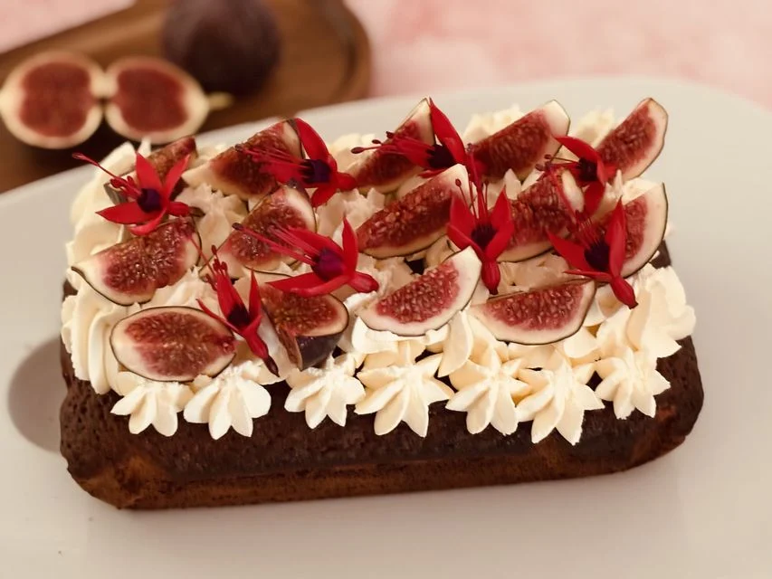 Honey cake with burnt honey cream and figs